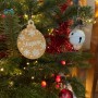 Boule de Noël personnalisée imitation bois motifs flocons 10cm