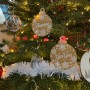Boule de Noël personnalisée imitation bois motifs étoiles 10cm