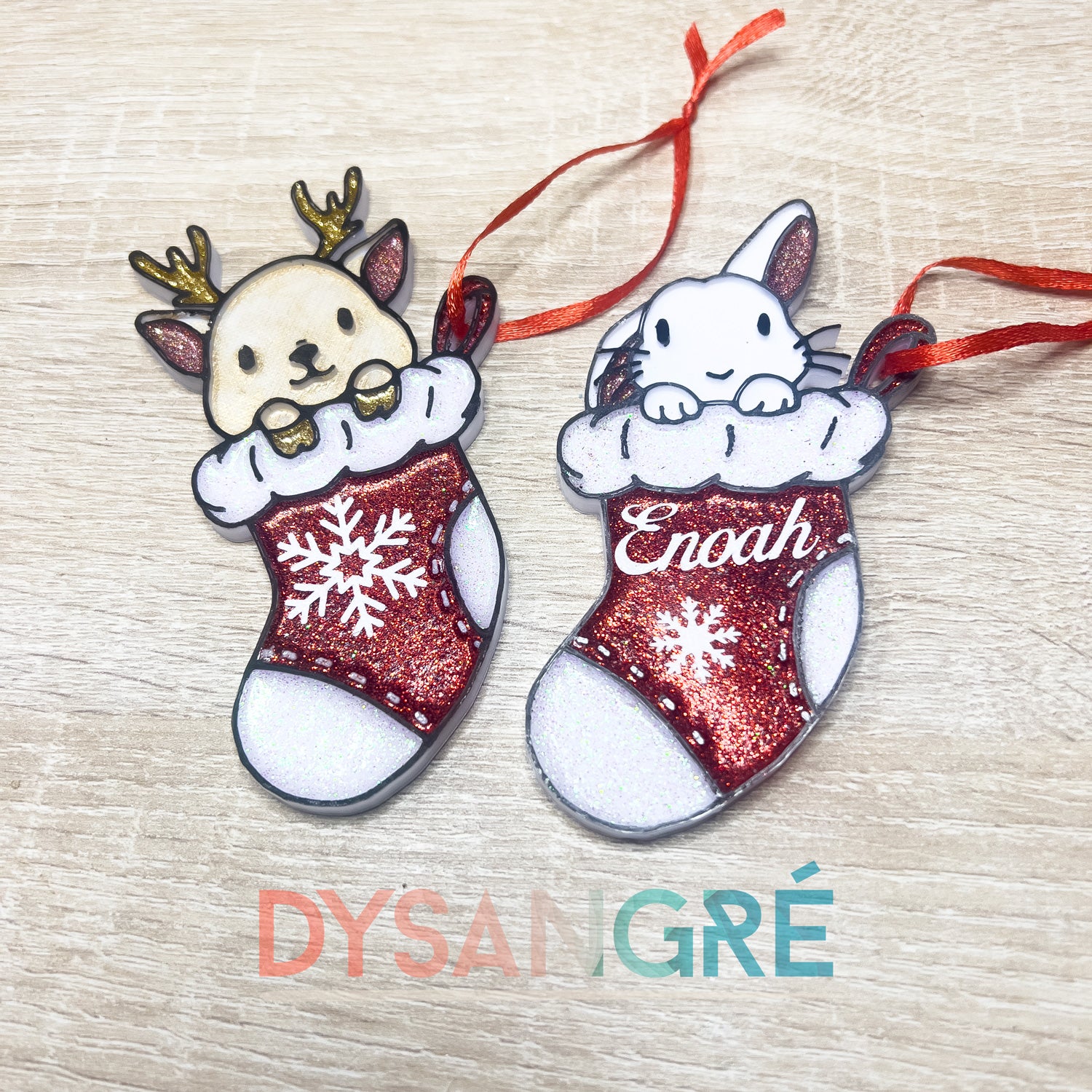 Ornement de Noël en plastique Lapin de Noël dans sa chaussette 11/9 cm