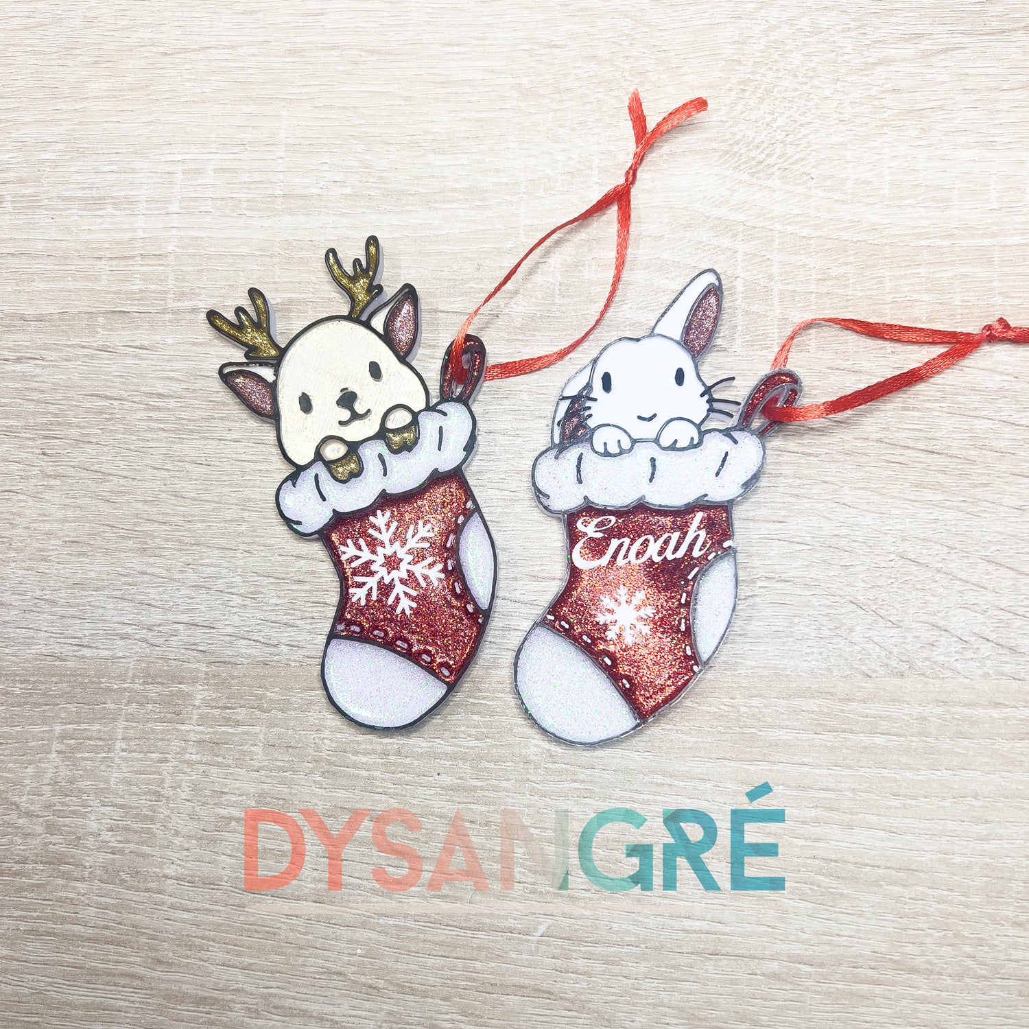 Ornement de Noël en plastique Lapin de Noël dans sa chaussette 11/9 cm